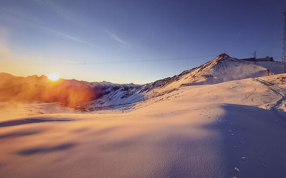 Der erste Schnee mit Sonnenaufgang auf Parsenn Davos | © Davos Klosters Mountains