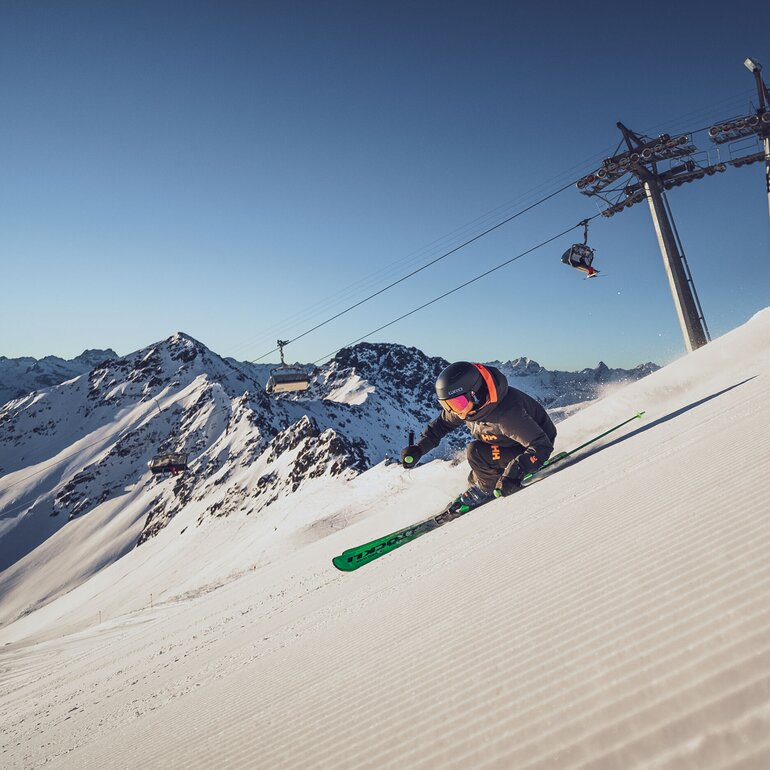 Skifahrer auf steiler Skipiste  | © Davos Klosters Mountains 