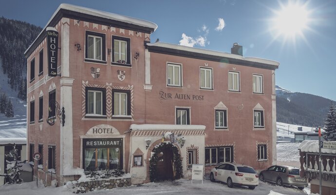 Hotel Alte Post in winter exterior view with sunshine | © Davos Klosters Mountains