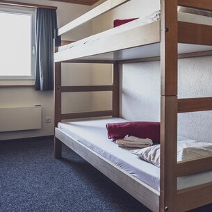 Bright multi-bed room with bunk beds | © Davos Klosters Mountains