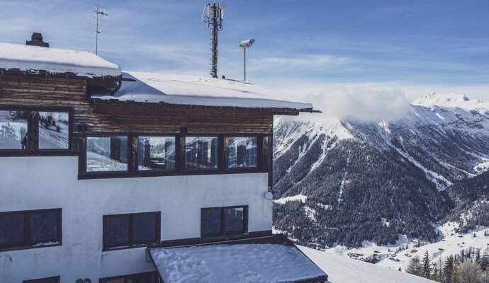 Exterior view Berghostel with mountain panorama. | © Davos Klosters Mountains