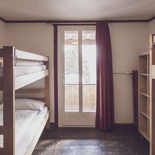 Multi-bed room with bunk beds and clothes storage | © Davos Klosters Mountains 