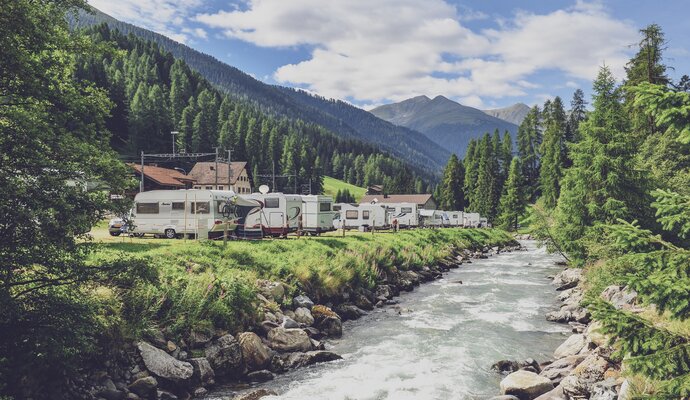 Sicht auf den Campingplatz von der Flussseite | © Davos Klosters Mountains