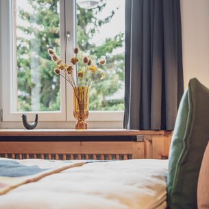 Hotel bed with view from the window | © Davos Klosters Mountains