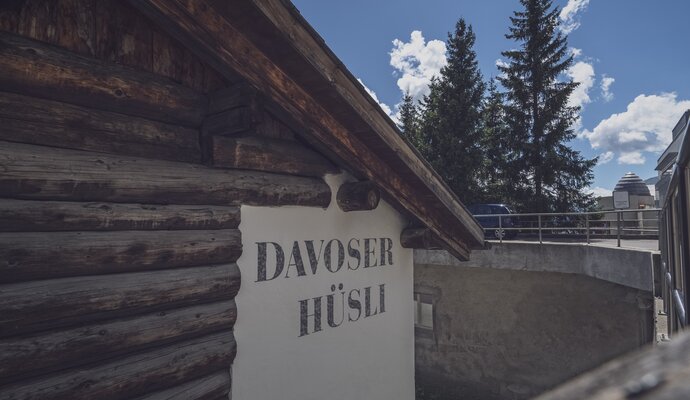 Exterior view of a chalet with fir trees in the background | © Davos Klosters Mountains 