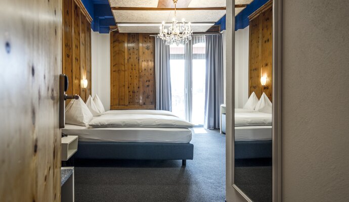 Hotel room with mirror and balcony | © Davos Klosters Mountains