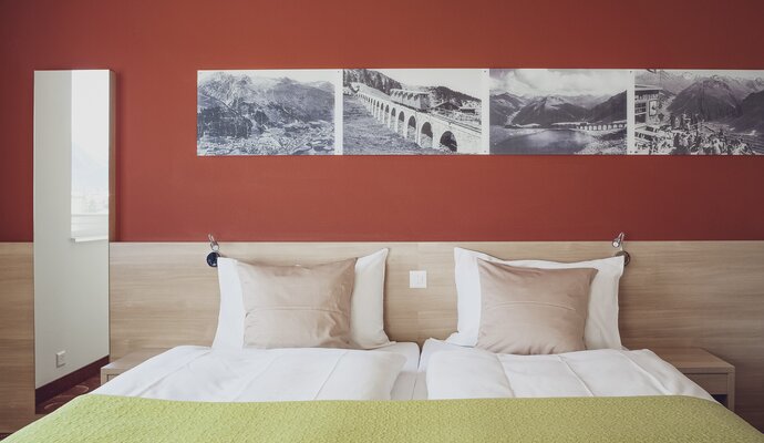 Double bed in the hotel room of Hotel Ochsen 2 | © Davos Klosters Mountains