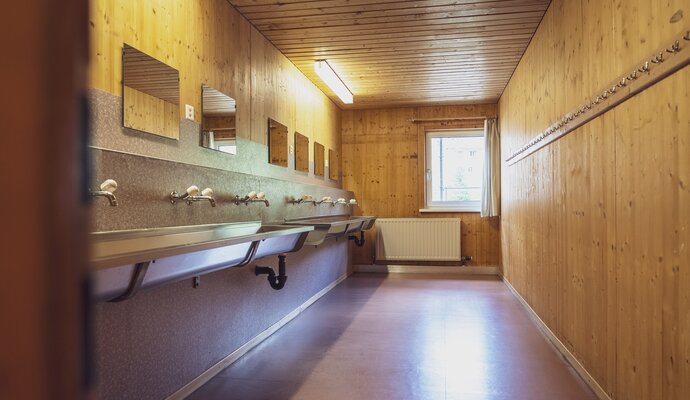 Room with multiple mirrors and wash basin | © Davos Klosters Mountains