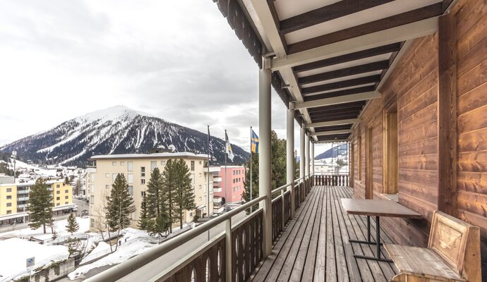 Large wooden balcony with sensational views of Pischa  | © Davos Klosters Mountains 