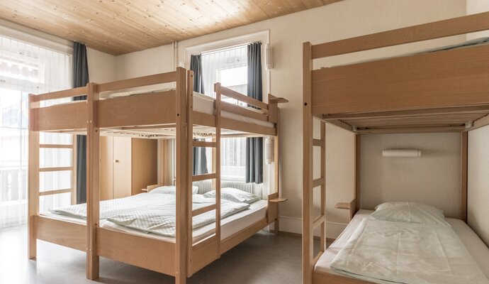 2 double bunk beds with linen | © Davos Klosters Mountains