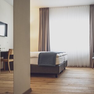 Hotel room with mirror and double bed | © Davos Klosters Mountains