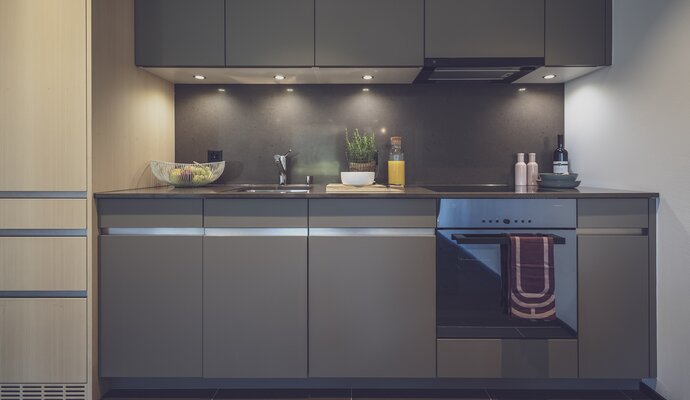 Modern kitchenette with fruit and orange juice | © Davos Klosters Mountains