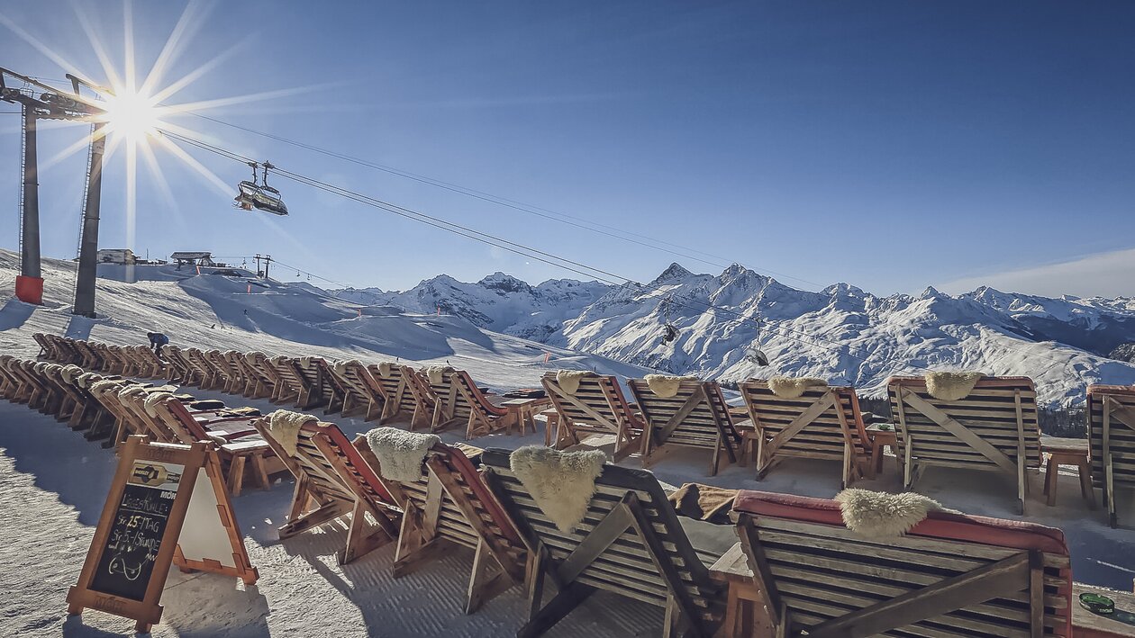Herrlicher Ausblick von den Sonnenliegen des Chalet Güggel früh morgens bei Traumwetter. | © Davos Klosters Mountains