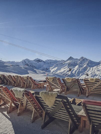 Herrlicher Ausblick von den Sonnenliegen des Chalet Güggel früh morgens bei Traumwetter. | © Davos Klosters Mountains