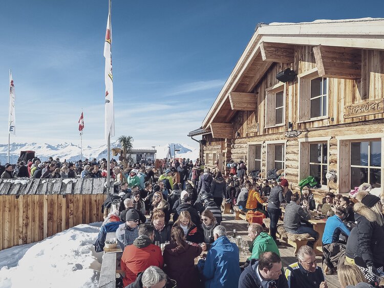 Die belebte Terrasse der Jatzhütte Davos mit Traumaussicht. | © Davos Klosters Mountains