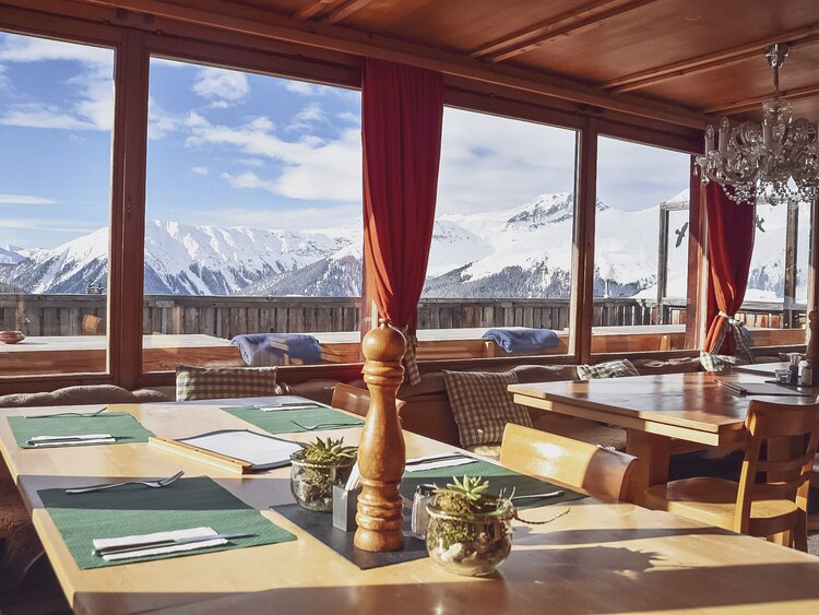 Die freundliche eingerichtete Gaststube des Berghaus Naturfreunde in Davos mit Aussicht in die Davoser Bergwelt. | © Davos Klosters Mountains