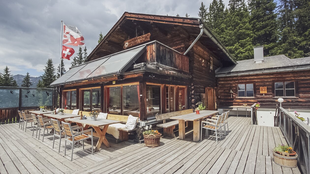 Die kleine aber feine Sonnenterrasse des Naturfreundehaus in Davos. | © Davos Klosters Mountains