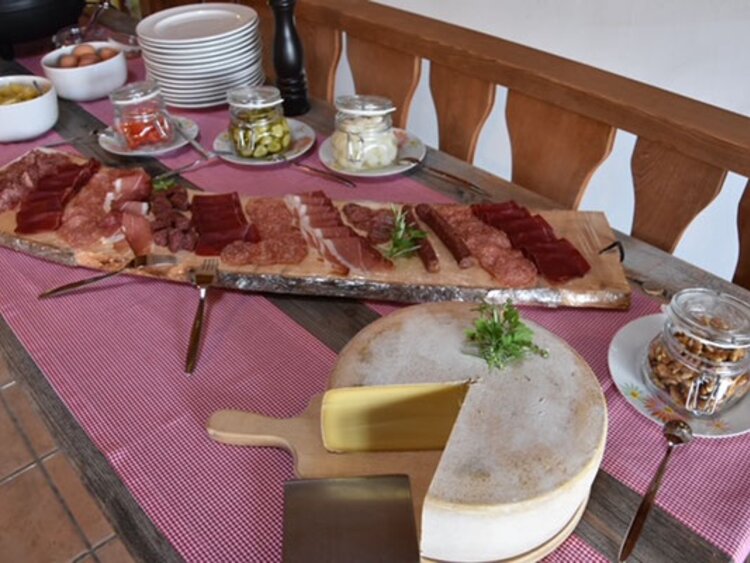 Brunch-Buffet mit frischem Alpkäse und regionalen Speisen auf der Clavadeler Alp. | © Davos Klosters Mountains