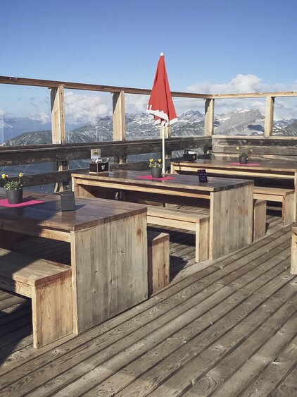 Sonnenterrasse im Sun Peak auf dem Jakobshorn läd zur gemütlichen Einkehr im Sommer. | © Davos Klosters Mountains