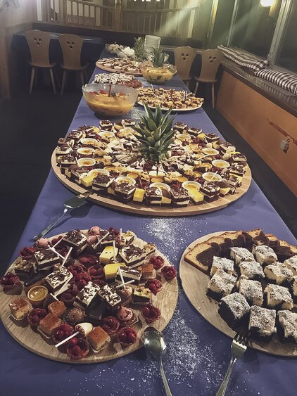 Leckeres Dessert Buffet während einer Abendveranstaltung im Bergrestaurant Sun Peak. | © Davos Klosters Mountains