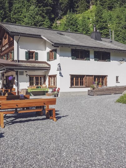 Rustikales Berghaus am Eingang der Schlappiner Walsersiedlung ob Klosters-Dorf. | © Davos Klosters Mountains
