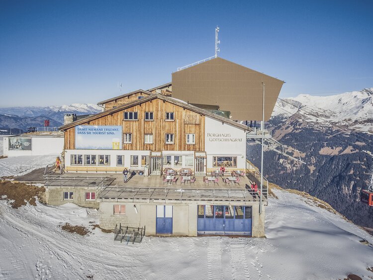 Sonnenterrasse des Berg Restaurants Gotschnagrat im Winter. | © Davos Klosters Mountains
