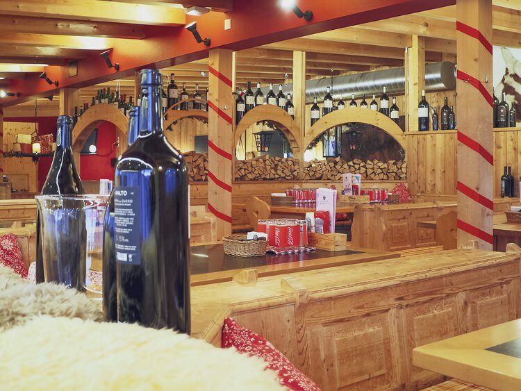 Leere Weinflaschen stehen zur Dekoration im gemütlich eingerichteten Restaurant Höhenweg. | © Davos Klosters Mountains