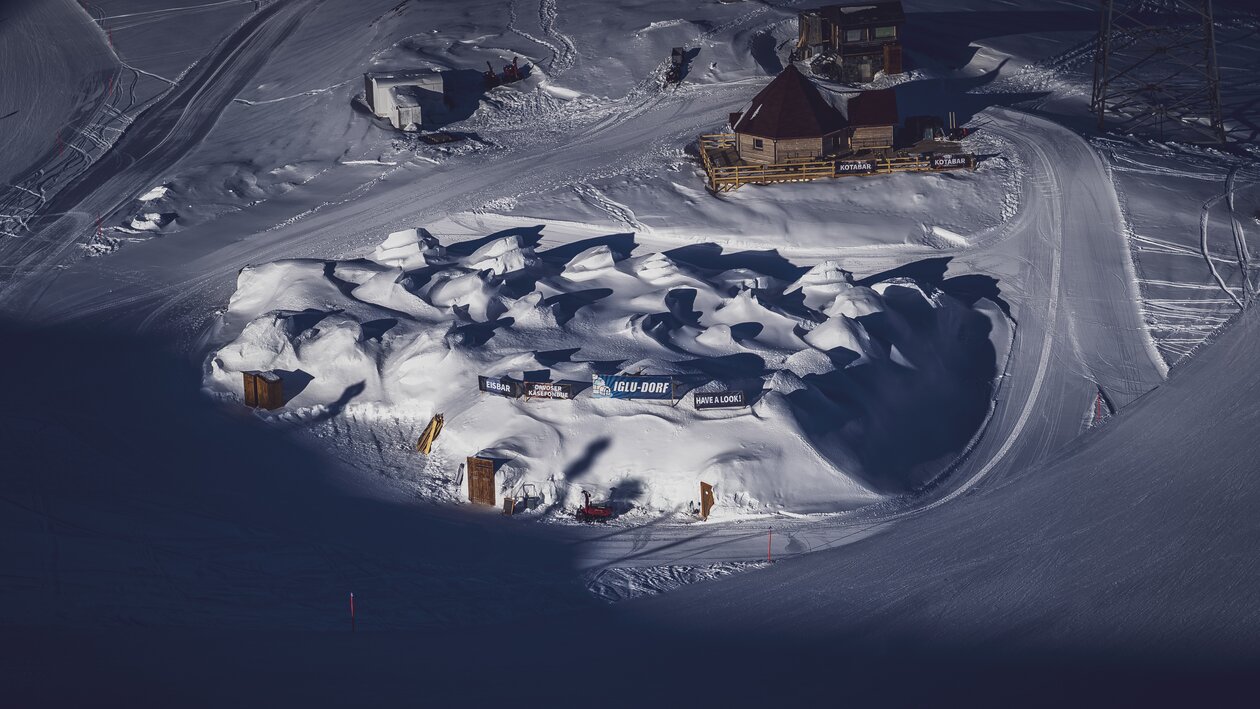 Blick auf das gesamte Iglu-Dorf unterhalb der Station Weissfluhjoch. | © Davos Klosters Mountains
