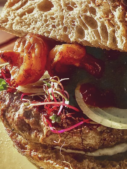 Ein hausgemachter, leckerer Burger von der Munggahütte Parsenn. | © Davos Klosters Mountains