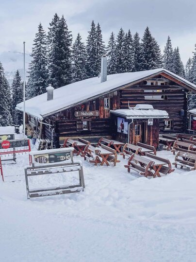 The Schiferstal restaurant on Parsenn in the morning during piste control. | © Davos Klosters Mountains