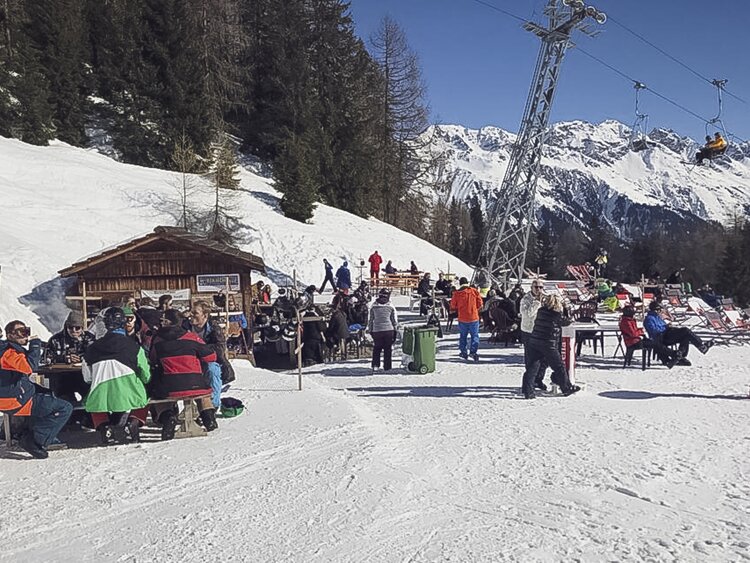 Ein einmaliger Ausblick mit viel Sonne laden zum Schneesportler zum erhohlen ein. | © Davos Klosters Mountains