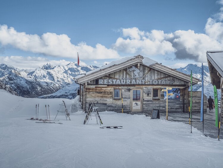 Das Restaurant Totalp in mitten einer verschneiten Winterlandschaft. | © Davos Klosters Mountains
