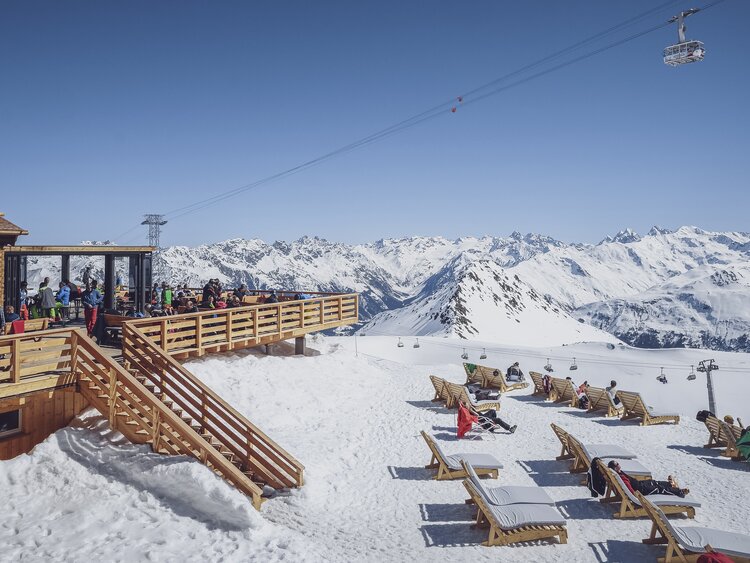Sonnenterrasse der Totalpbar mit traumhafter Bergkulisse im Hintergrund. | © Davos Klosters Mountains