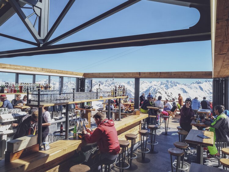 Offenes Dach des Restaurant Totalp auf Parsenn | © Davos Klosters Mountains