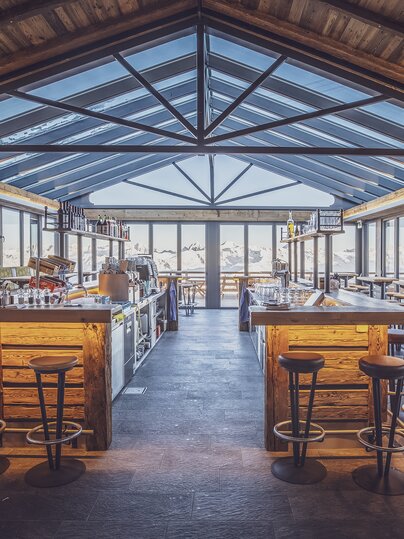 Restaurant Totalp präsentiert sich in elegantem und modernem Ambiente. | © Davos Klosters Mountains