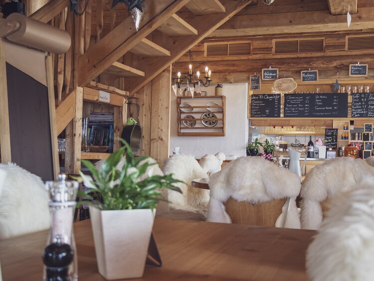 Die gemütliche Gaststube der Mäderbeiz welche mit viel Liebe eingerichtet ist. | © Davos Klosters Mountains