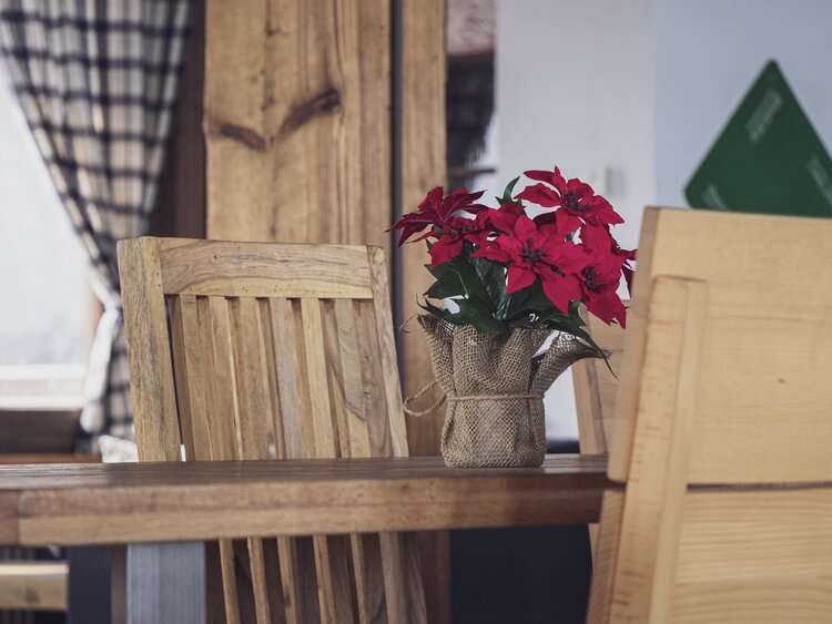 Weihnachtsstern als Tischdekoration im Bergrestaurant Pischa. | © Davos Klosters Mountains