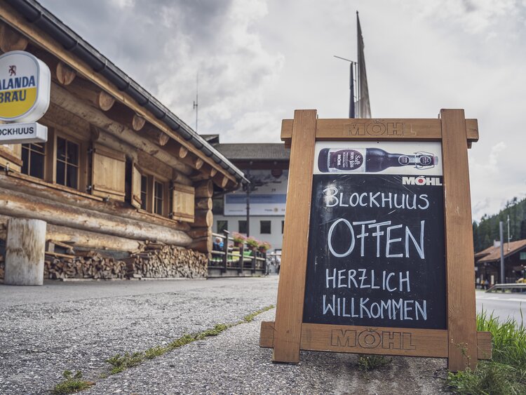 Tafel mit Aufschrift Blockhuus offen. | © Davos Klosters Mountains