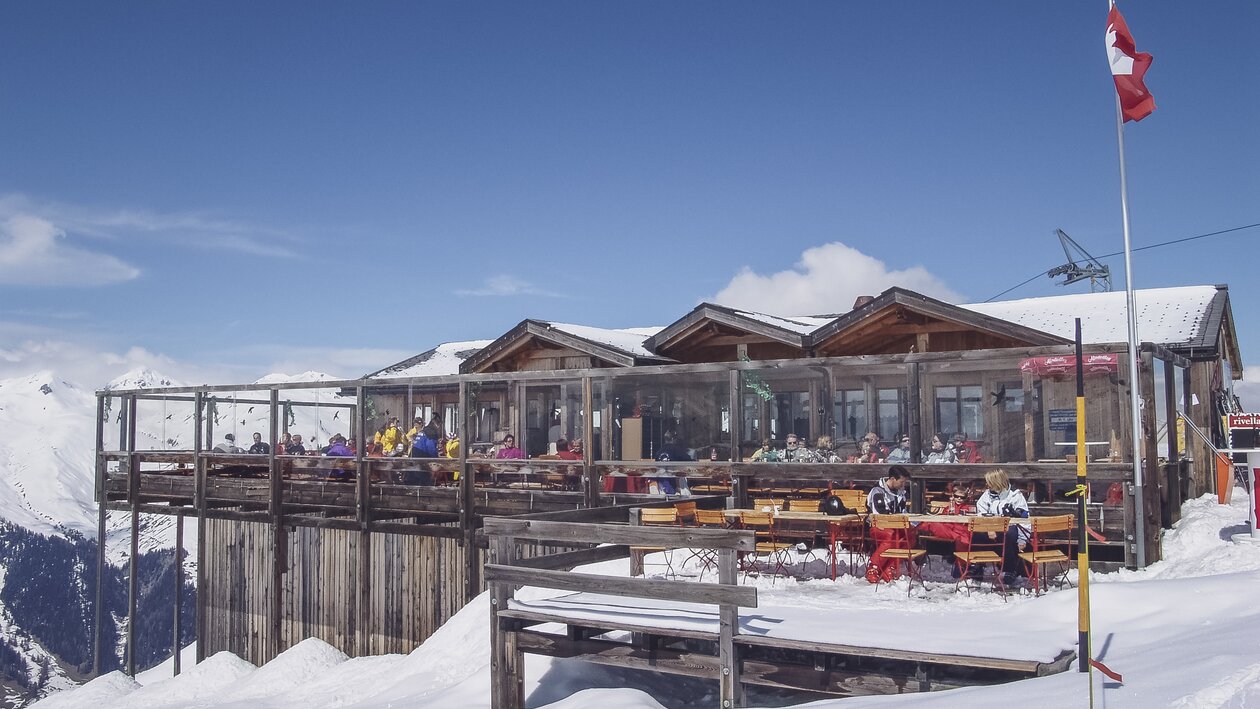 Sicht auf die mit Schnee bedeckte Hubelhütte im Skigebiet Rinerhorn. | © Davos Klosters Mountains