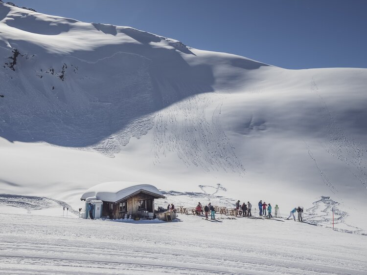 Nülli Bar zwischen unberührten Schneegipfeln bei gutem Wetter. | © Davos Klosters Mountains