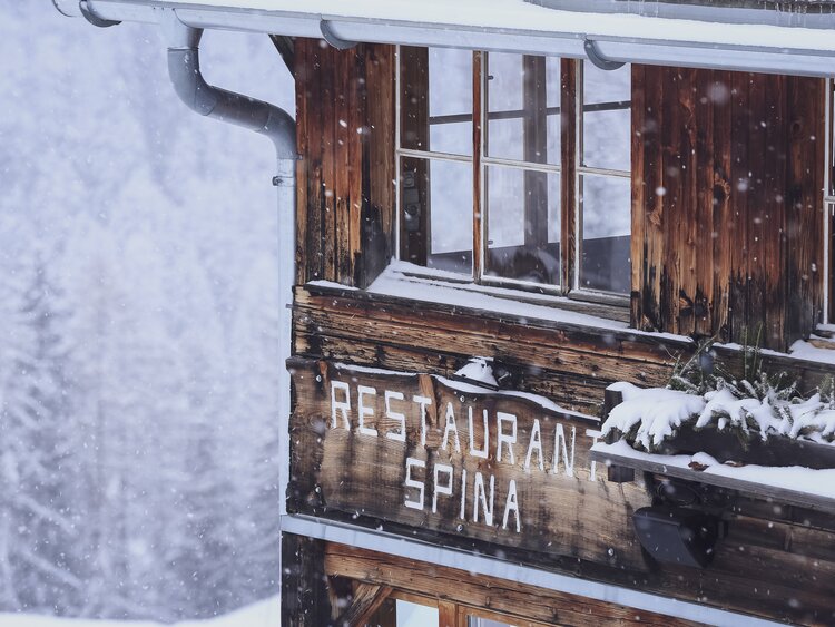 Schöne Holz Aufschrift des Restaurant Spina. | © Davos Klosters Mountains