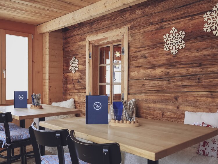 Die charmante und einfache Einrichtung im Restaurant Spina. | © Davos Klosters Mountains
