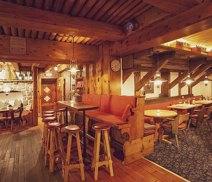 Altes Holzwerk und heimelige Stimmung in der Montana Stube in Davos. | © Davos Klosters Mountains