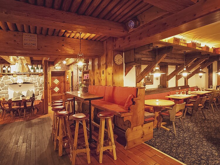 Altes Holzwerk und heimelige Stimmung in der Montana Stube in Davos. | © Davos Klosters Mountains