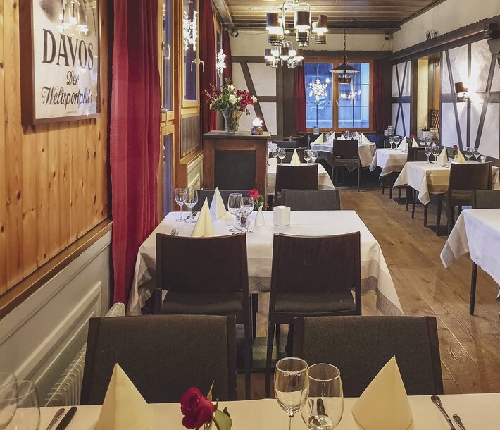 Eingedeckte Tische stehen im Steakhouse Ochsen für das Abendessen bereit. | © Davos Klosters Mountains