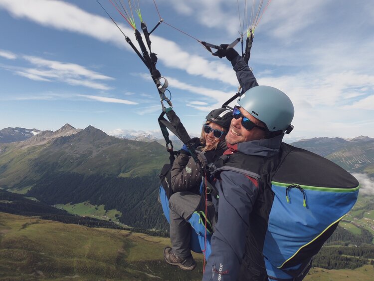 Selfie beim Paragliding Flug vom Jakobshorn, das Sertigtal im Hintergrund. | © Davos Klosters Mountains