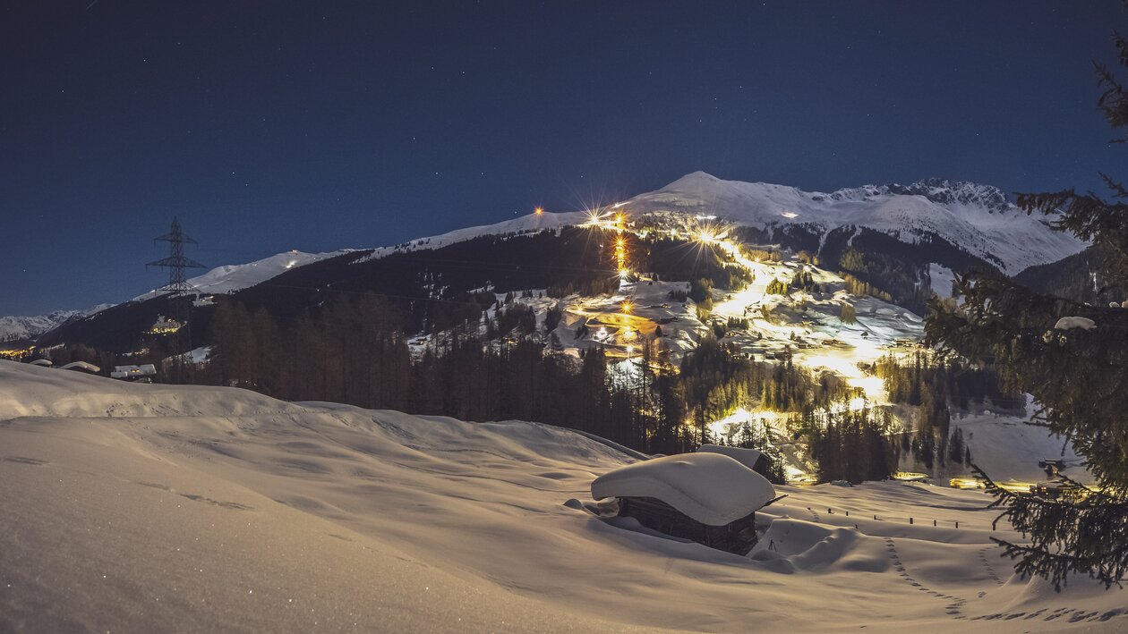 Beleuchtete Pisten und Schlittelbahn am Rinerhorn bei Nacht. | © Davos Klosters Mountains