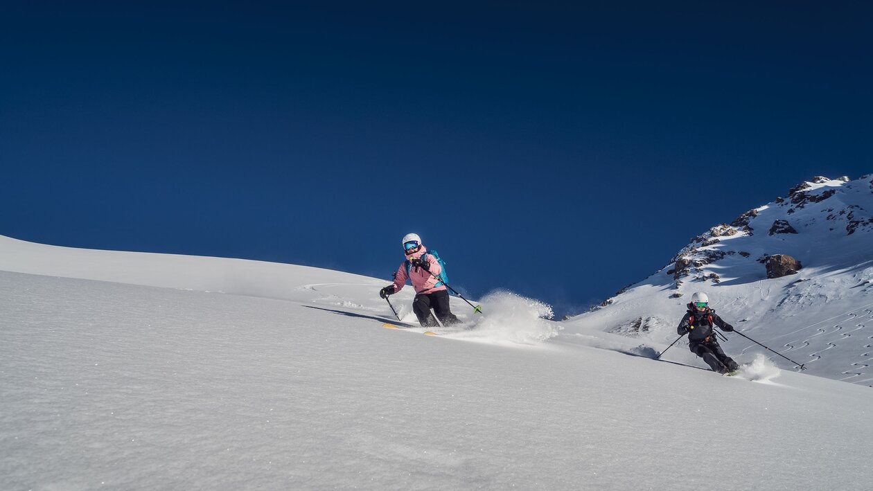 2 Freerider auf Piste  | © Davos Klosters Mountains 