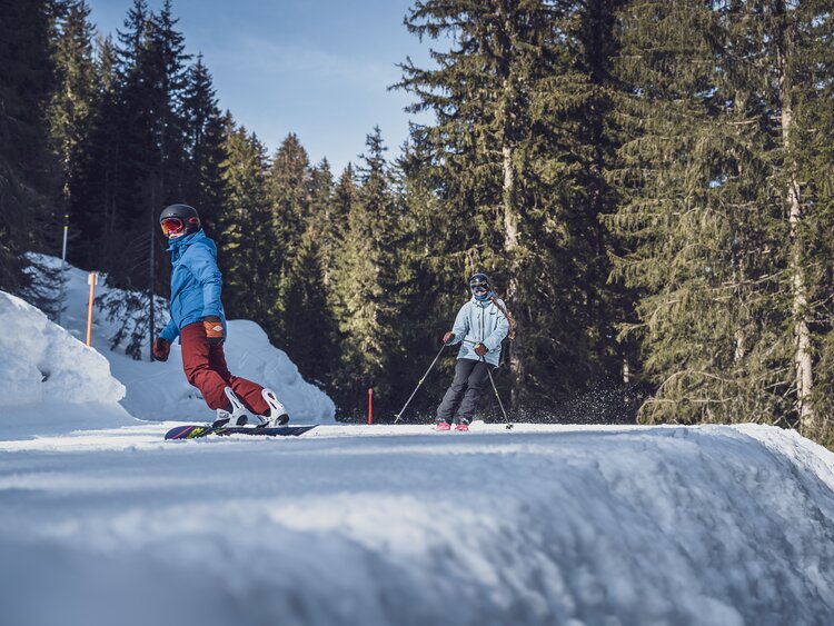 2 Wintersportler auf Talabfahrt  | © Davos Klosters Mountains 