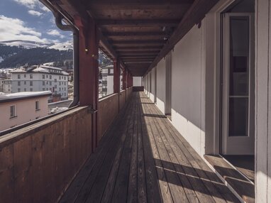 Langer Balkon mit grossen Fenstern  | © Davos Klosters Mountains 
